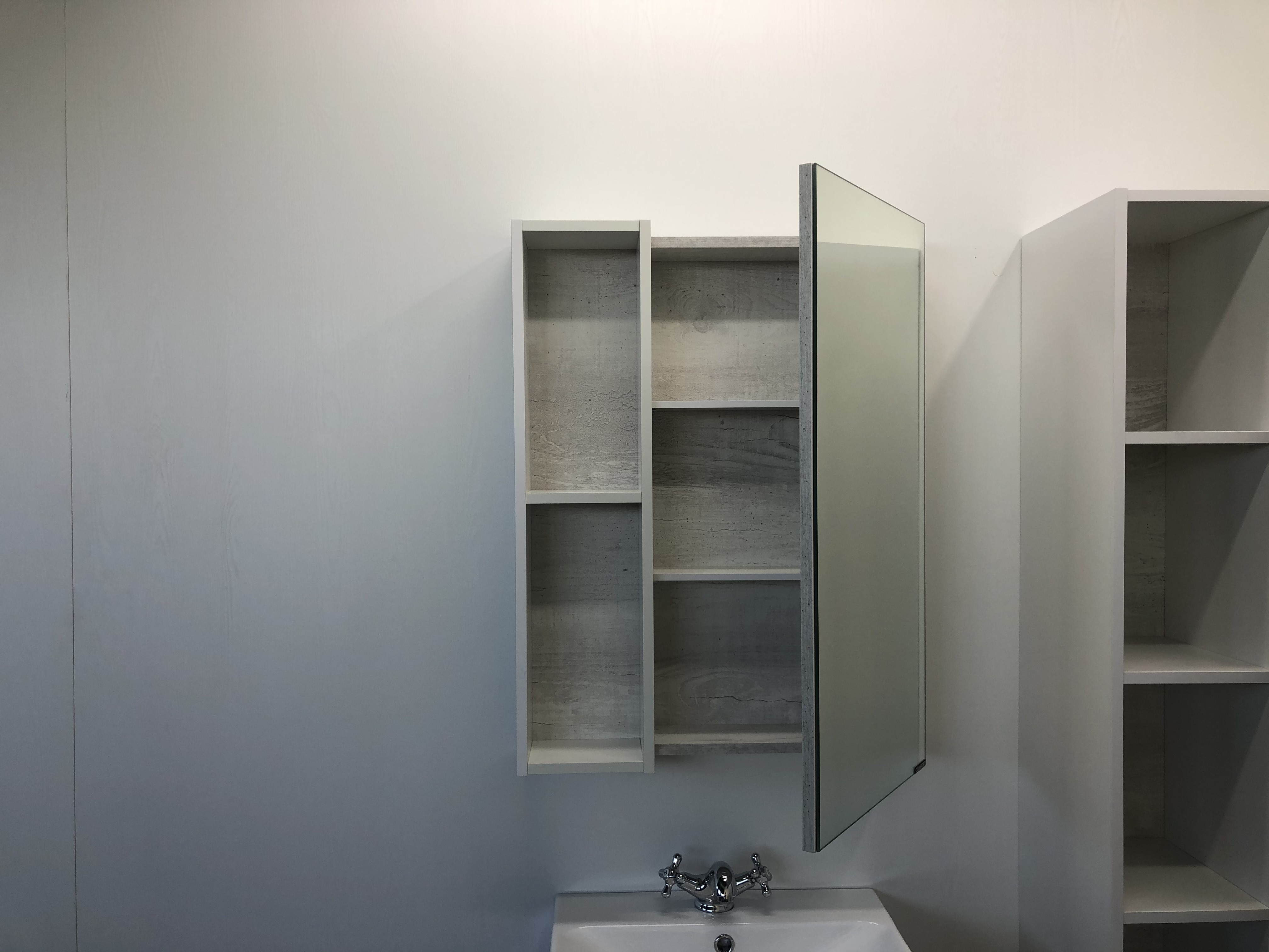 Приобрести сomforty зеркало-шкаф "прага-75" дуб белый