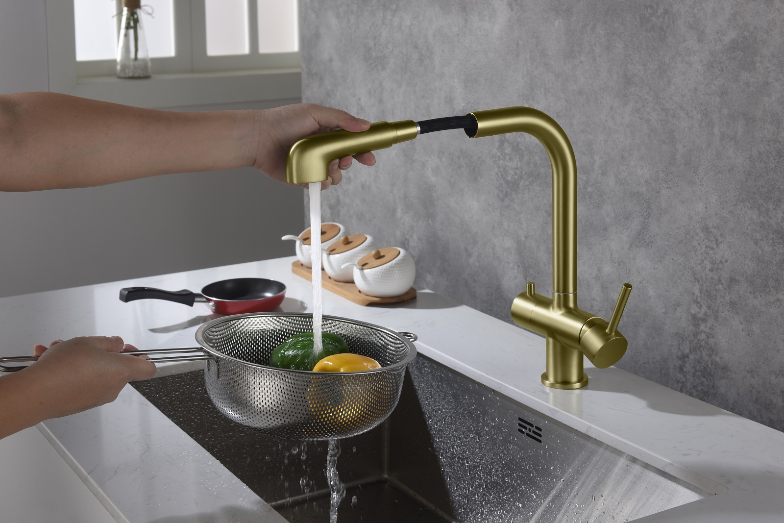 Приобрести смеситель для кухни с подключением фильтра и выдвижной лейкой timo saona 2346/17fl золото матовое