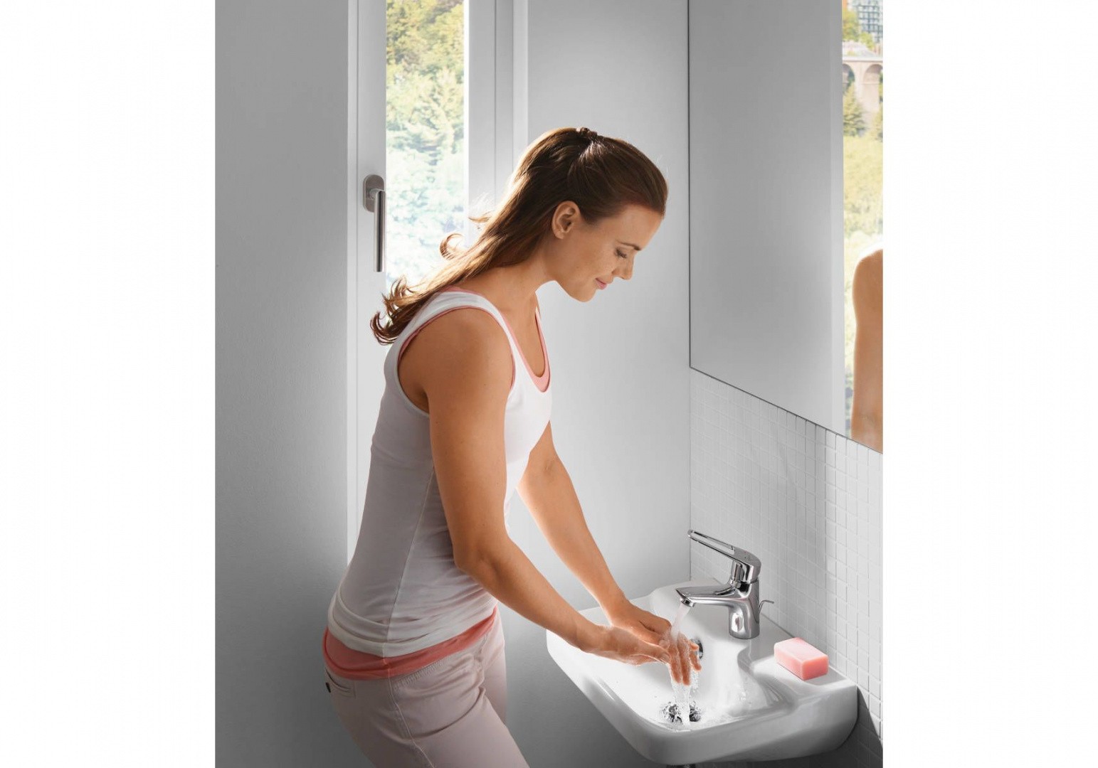 Приобрести 71080000 novus loop однорычажный смеситель для раковины 70, с рукояткой-петлей, со сливным гарнитуром, хром