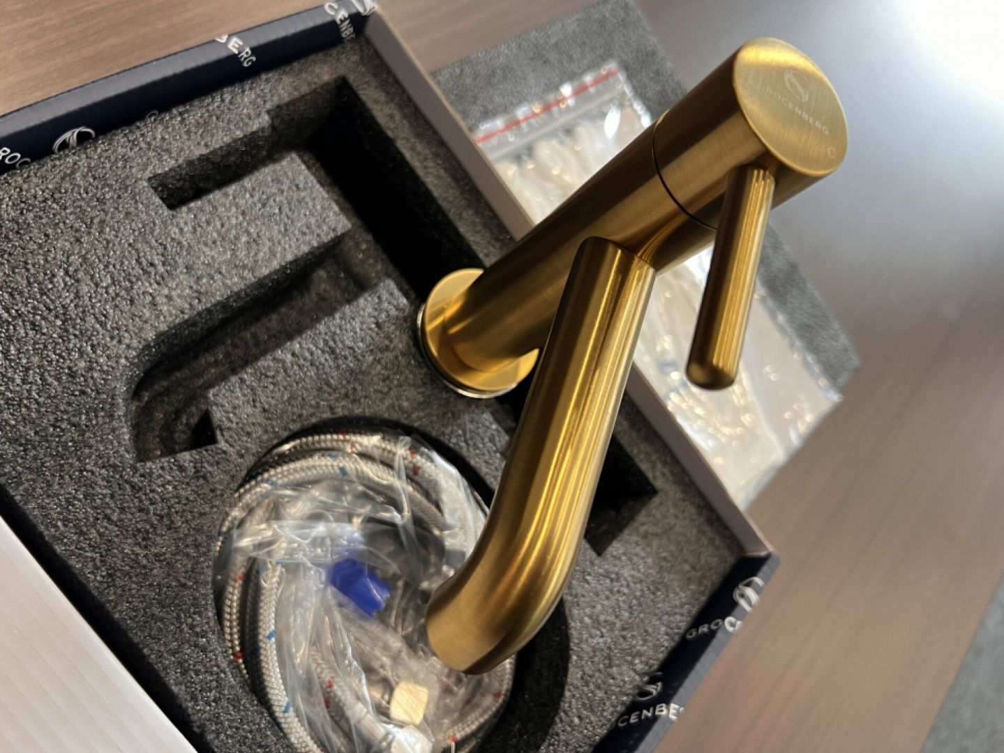 Приобрести grocenberg смеситель для раковины, брашированное золото gb2099gl