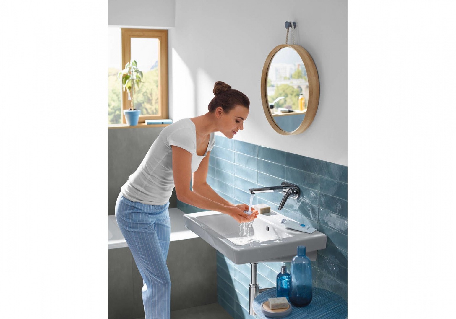 Приобрести 71127000 novus однорычажный смеситель для раковины, излив 195 мм, настенный, скрытый монтаж, хром (скрытая часть нужна 13622180)