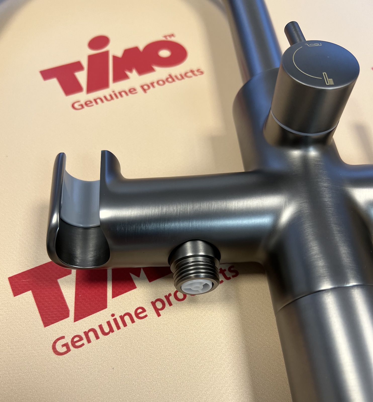 Приобрести смеситель напольный для ванны с душем timo saona 2310/18y-cr черное золото